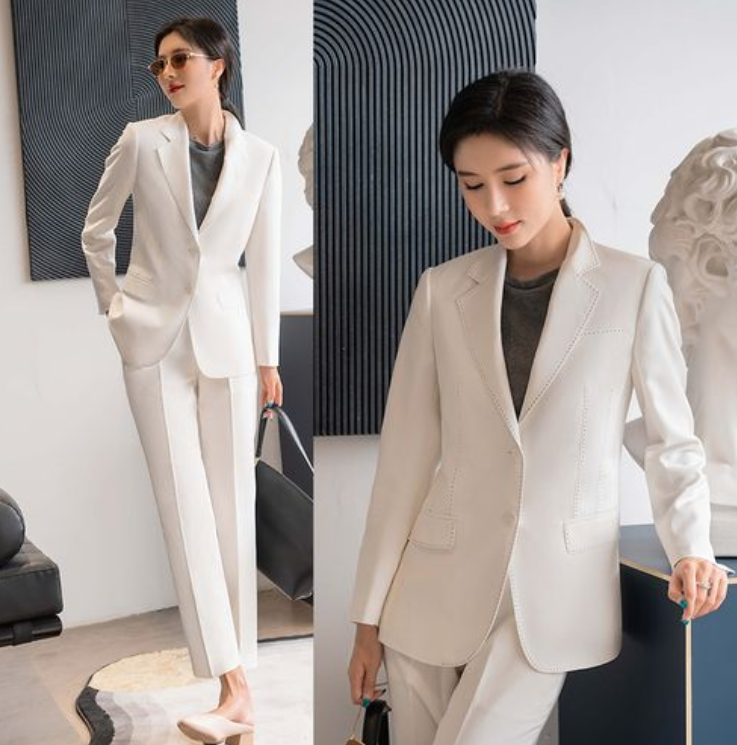 白色職業(yè)裝的魅力，需要絲襪和高跟鞋襯托